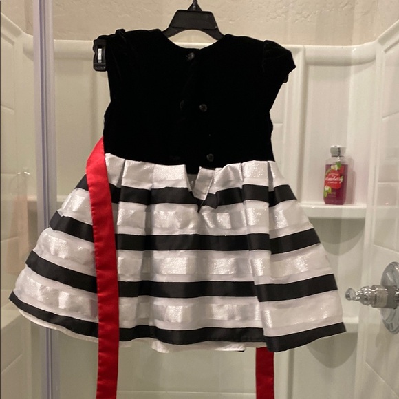 Elegant Black and White Striped Dress with Red Bow - Picture 3 of 3